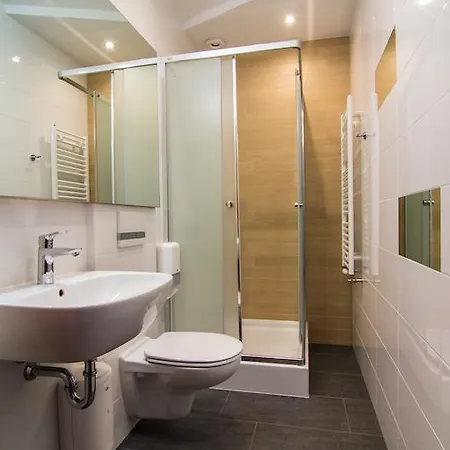 宾馆 兹贾德芒谷利亚酒店 3*